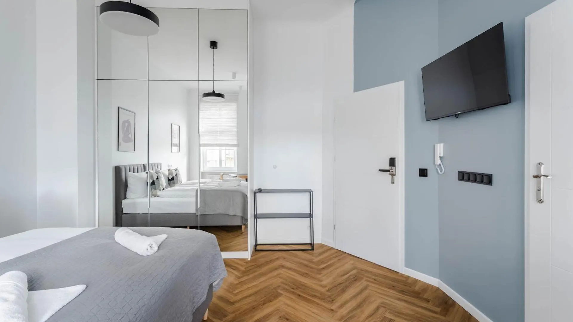 Przytulne I Komfortowe Studia Very Berry W Poznaniu By Noclegi Renters 0*, Познань